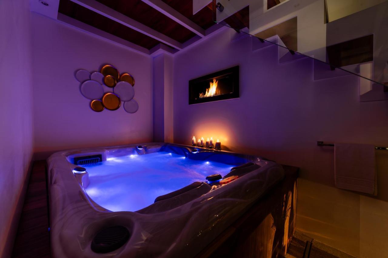 Old Court Luxury Suite&Spa By Monholiday Монополі Екстер'єр фото